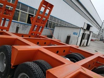 Το βαρύ χαμηλό κρεβάτι ρυμουλκών φορτηγών φόρτωσης μεταφέρει τον εκσκαφέα 100 τόνοι